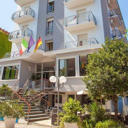 Hotel New Castle تْشيزيناتيكو المظهر الخارجي الصورة
